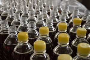 Flasker med syrup på løpebåndet